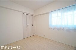 [子供部屋] 清潔感あふれる白い壁紙と木目のフローリングはクールでおしゃれな雰囲気を演出しします！