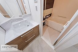 [洗面] 洗面所は明るく清潔感があります！三面鏡付きの独立洗面台は収納力があり、歯ブラシやドライヤー・かさばる洗剤などをまとめて収納可能です。