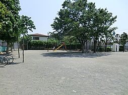 [周辺] 上小田中北公園まで483m、広場のある L字型敷地の公園。遊具：ブランコ・滑り台・砂場・揺動遊具（クジラ型）