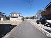 前面道路広めです