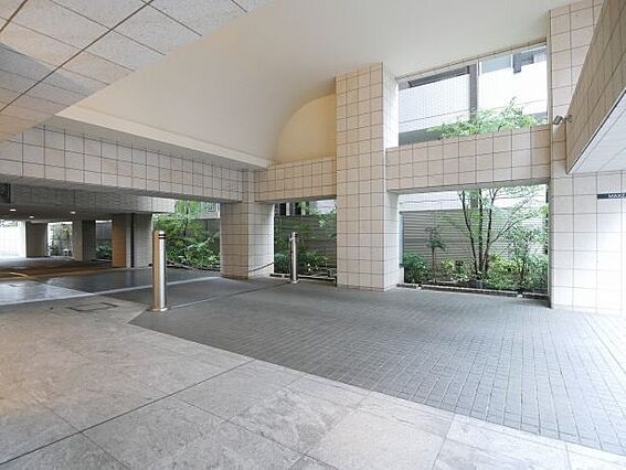 部外者の車の進...