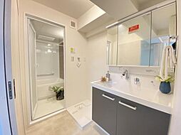 [洗面] 洗面室はしっかりとしたスペースを確保。上質な温かみを持つカラーで統一されています。