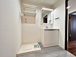 [洗面] シンプルな洗面所ですっきりとした脱衣室になっています。