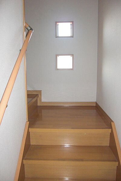 室内：手摺付の階段です。窓もあり、明るいですよ。