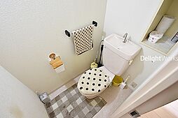 [トイレ] 清潔感のあるトイレは現在は温水洗浄便座は設置されておりませんがコンセントも完備されているため追加での設置が可能です