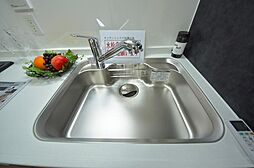 [キッチン] いつでも清潔に、お手入れ楽々なシンク。浄水機能を備えた水栓も魅力です。