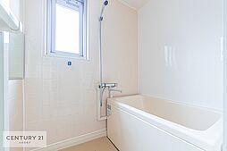 [風呂] 小窓付きのバスルームです！清潔感が有気持ちよくお風呂に入れますね！お風呂の曲線が柔らかので体にフィットします！1日の疲れを癒すことが出来ますね！