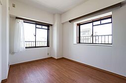[寝室] 約5.4帖の洋室です。2面に窓があり明るいお部屋。気持ちよく朝を迎えられそう。（2022年4月撮影）