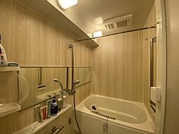 [風呂] バスルームは一日の疲れを癒すくつろぎの場所。浴室換気乾燥機付きだから梅雨や花粉の季節でも洗濯物が乾かせます。