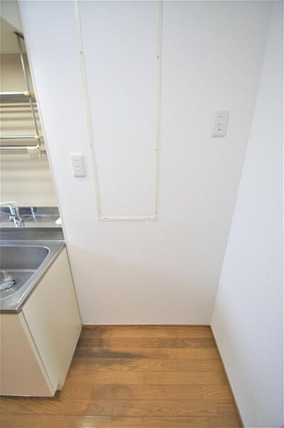 画像13:キッチン横には冷蔵庫スペースがあります。