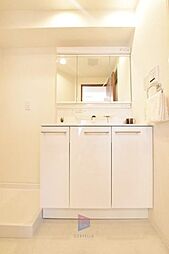[洗面] 洗面台は朝を快適させてくれる空間としては大切な空間です。バタバタしている忙しい朝でも収納が多い洗面台では短時間で効率良く支度ができます。