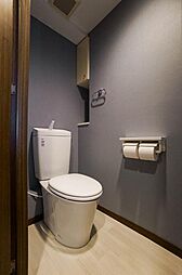 [トイレ] アクセントクロスがあしらわれたトイレ。（2022年4月撮影）