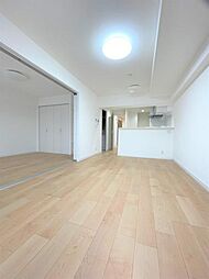 [居間] ◆約12.2畳LDK ナチュラルな色合いのフローリングで気持ちが落ち着く空間となっております。家具も配置しやすく、使いやすいリビングとなっております