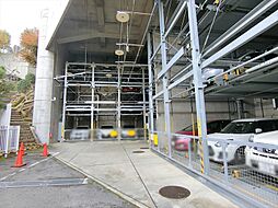 [駐車場] 駐車場は月額15000円～16000円で利用可能です。最新の空き状況はスタッフまでお問合せください。