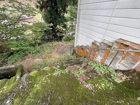 敷地内東側（階...