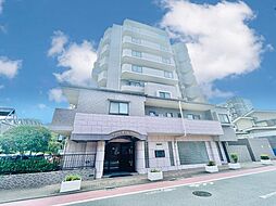 [外観] 重厚感のある9階建ての外観。閑静な住宅街にあって綾瀬駅徒歩6分の駅近物件です♪