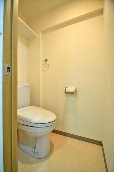 画像15:トイレもきれいに清掃されております。上部にトイレットペーパーなど置ける小棚があります。