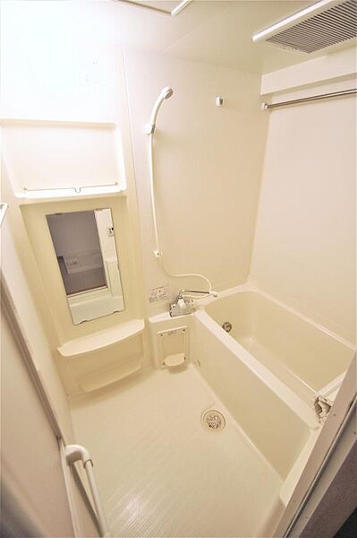 画像17:鏡付きのお風呂は追焚・浴室乾燥・暖房機能付きです。