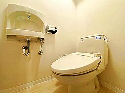[トイレ] トイレには快適な温水洗浄便座付。いつも使うトイレだからこそ、こだわりたいポイントですね。