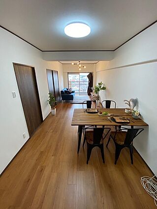 落ち着いた色合...