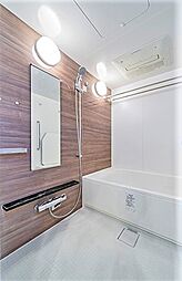 [風呂] 心と身体にやすらぎを与えてくれるバスルーム。木調のパネルが施され、より一層くつろぎの空間を醸し出します。