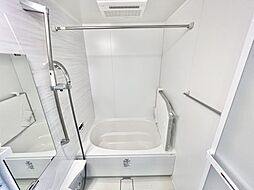 [風呂] リフォーム済みの綺麗な浴室です。清潔感のある配色の浴室で、1日の疲れを癒していただけると思います。