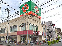 [周辺] ライフ川崎御幸店まで401m、府中街道から一本入ったところにあるスーパー。夜22時まで営業しています。