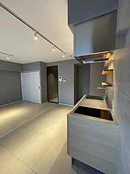 [寝室] カリモク家具とサンワカンパニーのコラボレーションによるオーク材キッチンです。床・壁はタイル施工。
