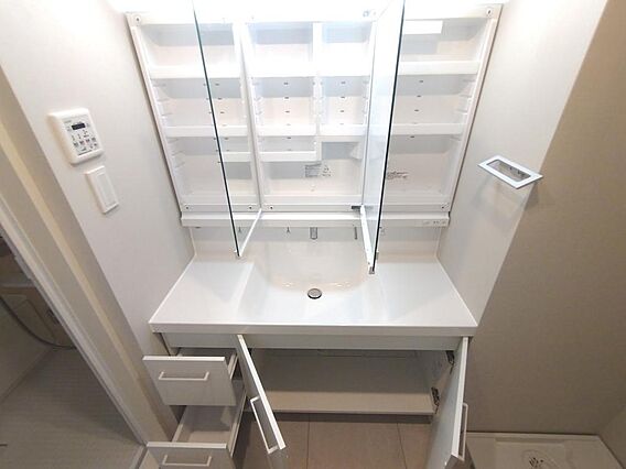 洗面化粧台は収...