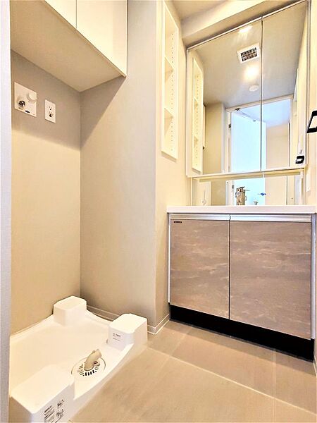 画像18:洗面所には洗面化粧台、洗濯機置き場があります。防水パンは備え付けです。