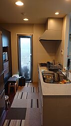 [風呂] オープンキッチン、開放的的空間で、閉鎖感無く料理が出来ます。バルコニーに繋がっており、一時的にゴミなどを置いておくことが可能です。