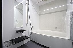 [風呂] 1日の疲れを癒すバスルームは、心地よいリラックスを叶える清潔感溢れる美しい空間です。