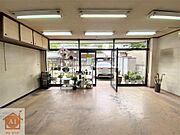 店舗(手前）　北から撮影　入口が全面ガラス張りで明るい店舗です♪