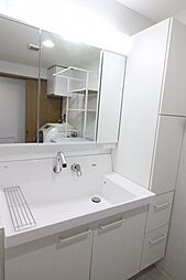 [洗面] 三面鏡の洗面化粧台も令和2年10月にリフォーム済です。　鏡の裏側も収納になっており、大変便利です。