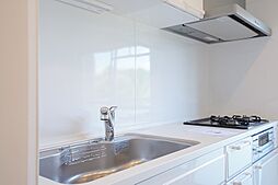 [キッチン] 白を基調としてかわいらしいシステムキッチンも建築家のお気に入り。ビルトイン食洗機も標準装備です。