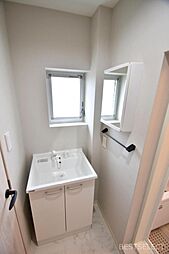 [洗面] 小窓が設けられた明るい洗面室。