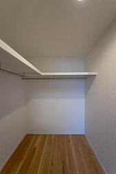 [収納] 【Walk-in closet】  収納量豊富なウォークインクローゼット設置しました。衣類だけでなく、箱物や思い出の品、季節物もたっぷり収納できるので、居住空間をより広く有効活用することができスッキリ