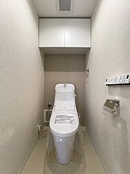 [トイレ] スタイリッシュなタンクレスタイプのトイレ。デザイン性だけではなく機能性にも優れています。