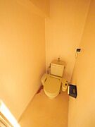 ツッパリ棚を付けると収納が増え、トイレ用品の他に観葉植物などを飾る場所ができて雰囲気が変わります。