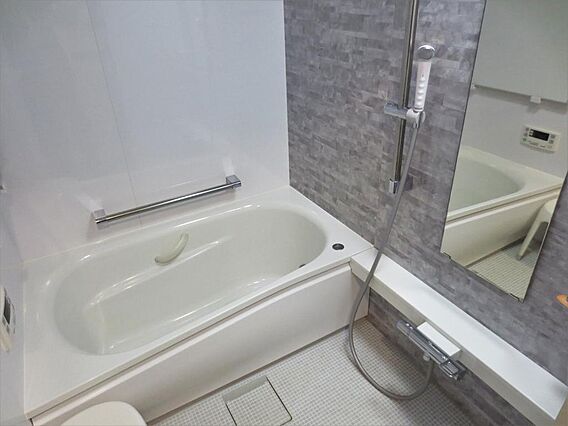 広々とした浴槽...