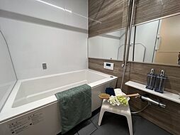 [風呂] 落ち着いた内装仕様で一日の疲れが癒せる空間です。追焚き機能・浴室乾燥機付きで設備も充実です。