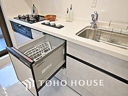 [キッチン] ビルトイン式食洗機完備のシステムキッチンで食後もゆったり家族団らん