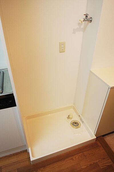 画像17:洗濯機置き場、防水パンは備え付けです。