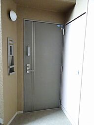[玄関] 英数字＋カギでの施錠で開けられる2重ロック式になってます　ライト＋TVモニターインターホンも付いてます