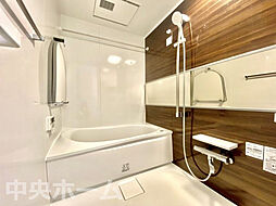[風呂] 【バスルーム】暖房換気乾燥機付きシステムバスルーム。暖房・冷風・換気・乾燥など、毎日を快適に過ごせるうれしい機能が揃っています。雨の日の洗濯物も安心です。