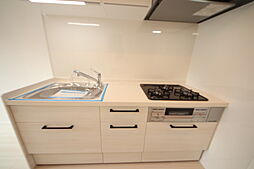[キッチン] シンプルで使い勝手の良いキッチンです。作業スペース、収納スペースも豊富です。
