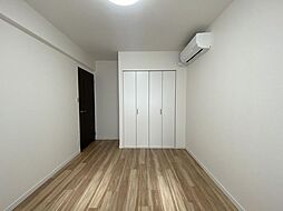 [子供部屋] エアコンが新設されてクローゼット付きの寝室。