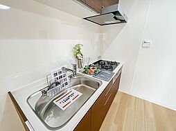 [キッチン] 対面式とは違いタイルがオイルガードとなって、お掃除のし易さも◎　長く住まう我が家だからこそ実用的な仕様であることが大切なポイントです。