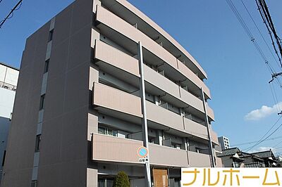 外観：鉄筋コンクリート造のマンションです。南向きの物件です。