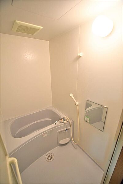 画像14:嬉しい鏡付きのお風呂です。